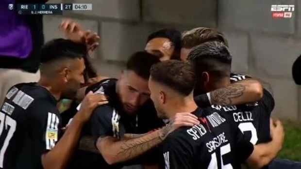 Riestra le ganó a Instituto y sigue en la cima de la Zona B del Clausura