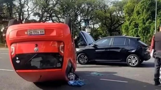 Una mujer resultó herida por el choque y vuelco de su auto frente al Jardín Japonés