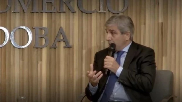 Caputo afirmó que el esquema de bandas se mantendrá después de las elecciones y pidió respaldo 