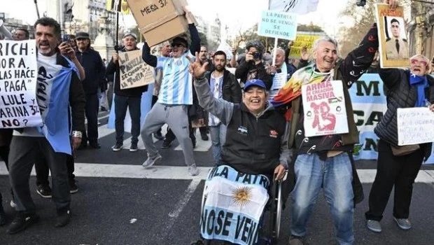 Empujones y corridas en el Congreso durante la marcha de los jubilados