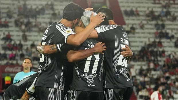 Central Córdoba venció a Huracán y saltó a la punta en la Zona A