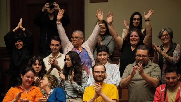La aprobación de la eutanasia generó festejos entre algunos los asistentes a la votación legislativa en Montevideo.