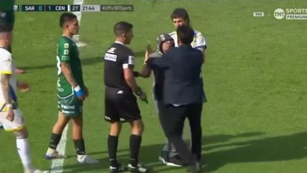 Un hincha de Sarmiento ingresó al campo de juego para agredir al árbitro Andrés Merlos