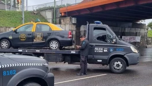 Tragedia en medio del temporal: un taxista murió descompensado en la colectora de la General Paz