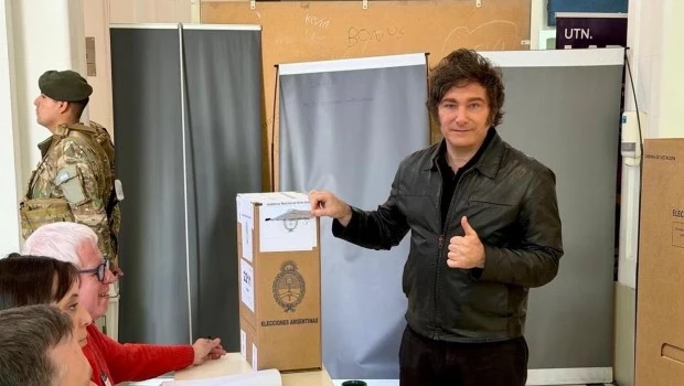 Milei votó en Almagro y no hizo declaraciones