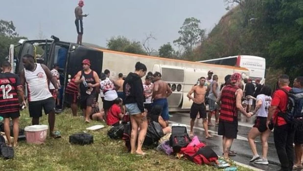 Volcó un micro con hinchas de Flamengo que viajaban a Buenos Aires para ver el partido contra Racing