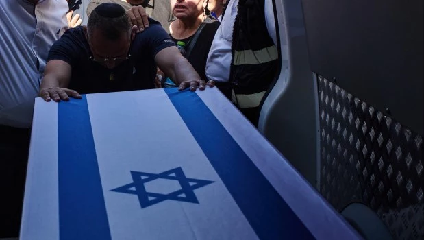 El funeral de la rehén Yossi Sharabi en Rishon LeZion, Israel,