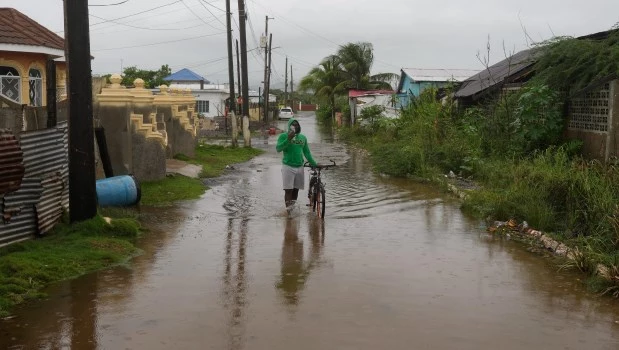 El huracán Melissa amenaza con causar inundaciones catastróficas y deslizamientos en el Caribe