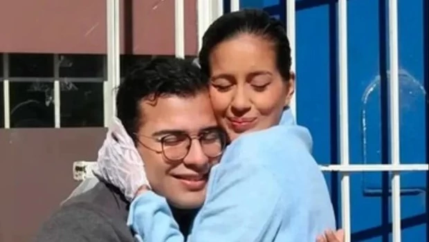 Cecilia Strzyzowski y su pareja, César Sena.