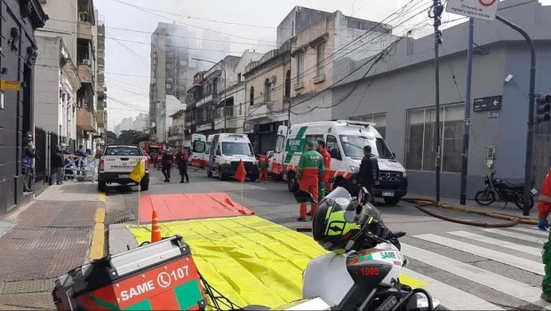 Evacuaron un colegio tras el incendio de un taller mecánico en Parque Patricios