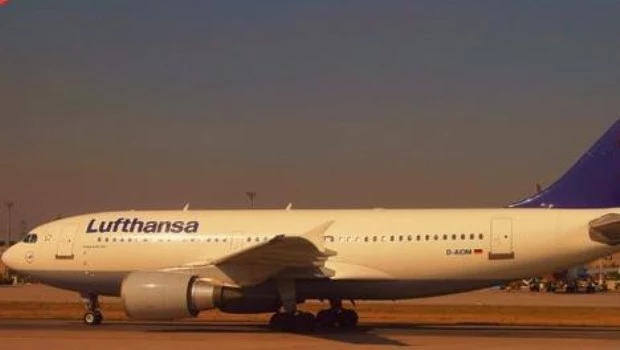 Desvían un vuelo en EE.UU después de que un hombre apuñalara con un tenedor a dos menores