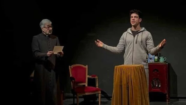 La trama gira en torno al enfrentamiento entre un sacerdote experimentado y un joven diácono con actitud crítica e impulsiva.