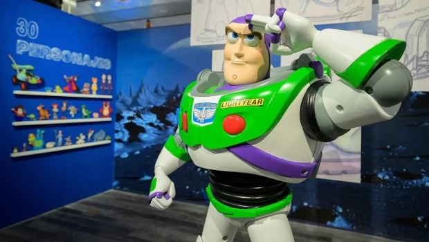 Las imágenes de icónicos personajes como Buzz Lightyear se multiplican por decenas en la muestra.
