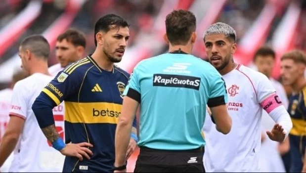 Lamolina conversa con Paredes y con Iván Tapia, a quien expulsó.