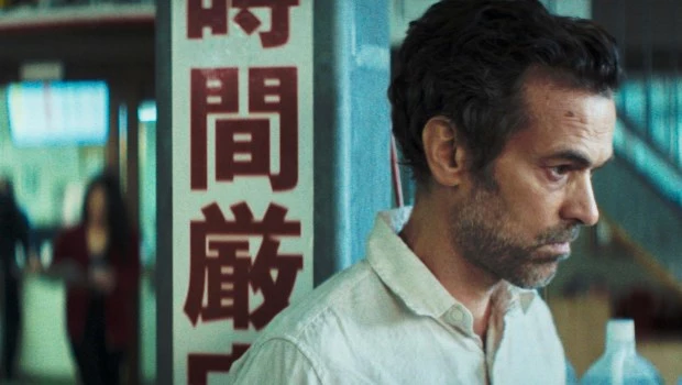 Romain Duris refleja toda su imposibilidad de acción sólo con el rostro.