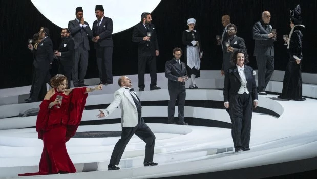 La barcelonesa Bárbara Lluch creó un impactante efecto escenográfico con un anillo inclinado donde se desarrolla la acción. (Foto: Juanjo Bruzza)