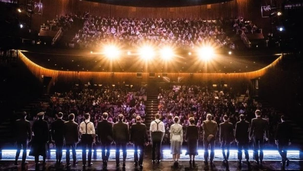 En su primer libro, Lisandro Rodríguez sondea con prosa poética lo concreto y lo abstracto de la actividad teatral.