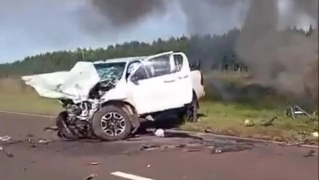 Cuatro muertos por un choque en Corrientes: una de las camionetas se prendió fuego al costado de la ruta