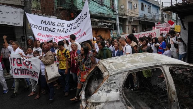 Cientos de manifestantes exigen la renuncia del gobernador tras la redada policial letal en Río de Janeiro