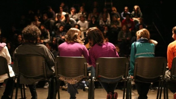 En las salidas al cine o al teatro, los estudiantes disfrutan de una instancia de charla-debate con actores y realizadores una vez terminado el espectáculo.