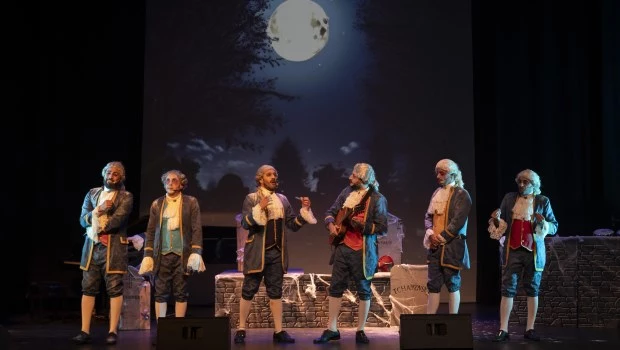 La obra aborda, de manera crítica, cuestiones como el declive de la artesanía musical ante el avance de la tecnología y la primacía del interés económico.