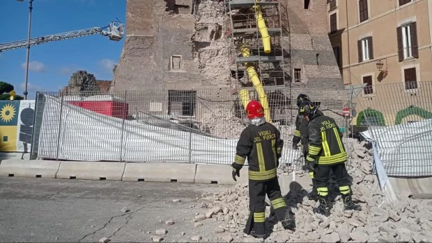 Se derrumbó parte de una torre medieval en el centro de Roma durante su restauración