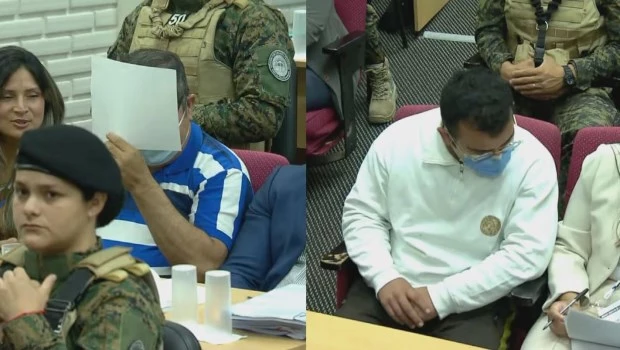 Los Sena escuchan los testimonios durante el juicio.