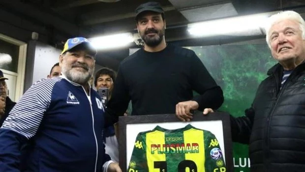 Josesito junto a su padre y Diego Maradona, cuando enfrentó a Aldosivi como entrenador de Gimnasia