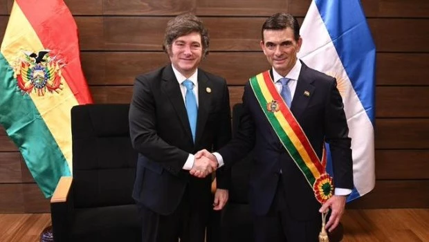 Milei saludó al presidente electo de Bolivia, Rodrigo Paz Pereira tras la ceremonia de asunción
