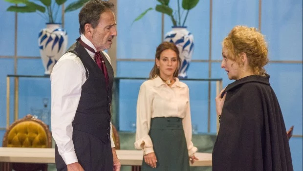 Martín Seefeld, Eleonora Wexler y Mara Bestelli en una escena de la obra que esperó cuarenta años para volver a escena en Buenos Aires. (Foto: Carlos Furman)