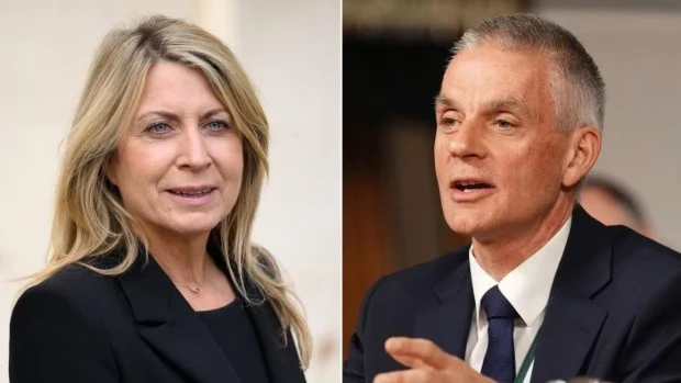 Deborah Turness, directora ejecutiva de noticias de la BBC, y Tim Davie, director general, dejaron sus cargos.