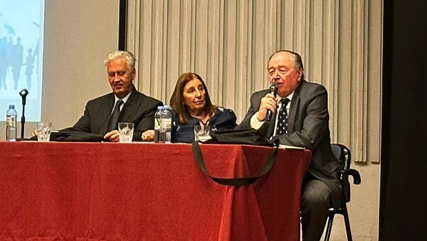 Miguel Crotto Sojo, Mónica del Río y Ludovico Videla, expositores de la jornada organizada por la Academia del Plata en el Colegio San Pablo.