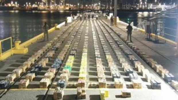 Panamá incauta 13,5 toneladas de cocaína en un barco y captura a una decena de extranjeros