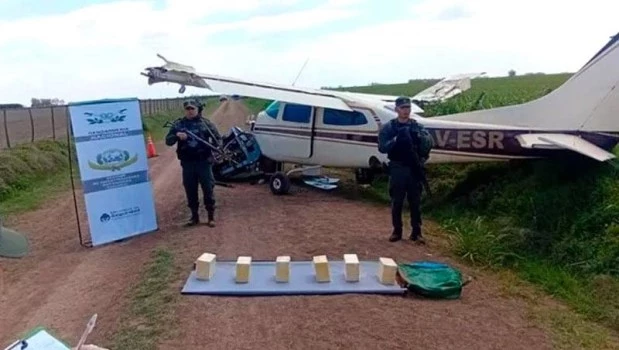 Hallan un cargamento de cocaína en una avioneta que se dirigía a Rosario y colisionó en un aterrizaje de emergencia