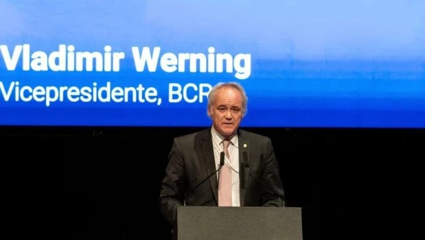 El Gobierno avisa el fin del cepo; el dólar se aleja del techo de la banda