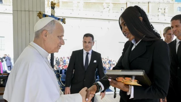 La fotografía distribuida por Vatican Media muestra al Papa León XIV con la modelo británica Naomi Campbell durante su audiencia general semanal en la Plaza de San Pedro.