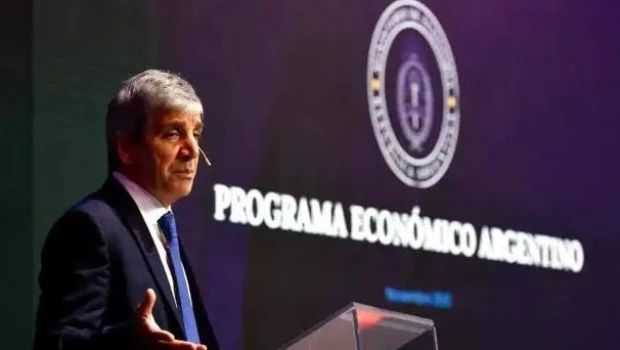 En la UIA Caputo justificó las bandas: “Mientras haya volatilidad política, es difícil flotar”