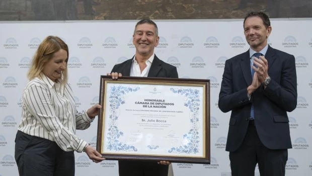 El artista recibió el diploma que acredita el reconocimiento de manos de la diputada Cecilia Ibáñez y el secretario parlamentario Adrián Pagan.
