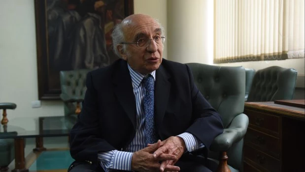 “Con este tipo de cambio la Argentina no tiene la más mínima posibilidad de tener alguna productividad. ¿Sabe por qué? Porque la infraestructura que brinda las condiciones del sistema productivo es horrible. Está absolutamente deteriorada”, explica el economista Carlos Leyba.Fotos Gustavo Carabajal.