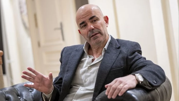 Sacheri leyó historia militar, diplomática y revisó memorias, entrevistas y libros de los que conocieron la guerra.