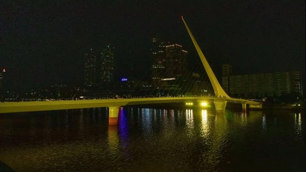 Los monumentos porteños se iluminaron de amarillo