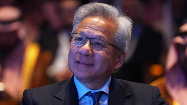 El CEO de Nvidia, Jensen Huang, escucha a Donald Trump durante el Foro de Inversión Saudí en el Centro Kennedy.