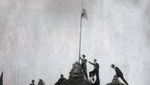 Estudiantes de Córdoba izan la bandera argentina, en el frente de la Universidad.
