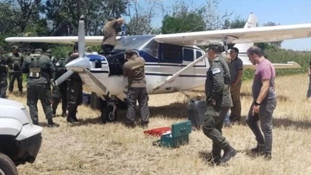 Encuentran otra avioneta narco abandonada en Santa Fe: perros detectaron rastros de cocaína