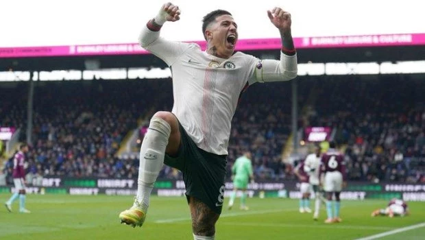 Enzo Fernández anotó en el triunfo del Chelsea, que venció 2-0 al Burnley y quedó como escolta