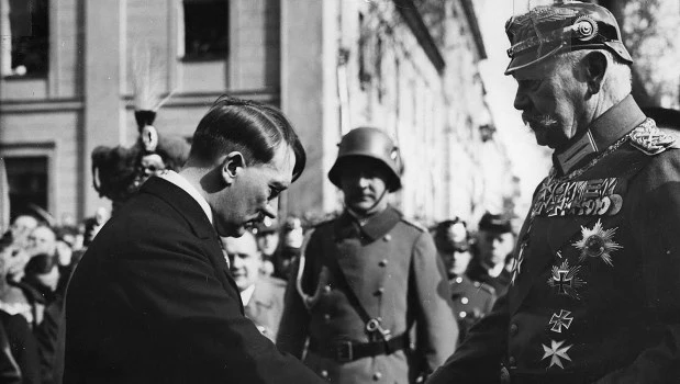 Marzo de 1933: el líder nazi saluda con una reverencia al presidente alemán Paul von Hindenburg.