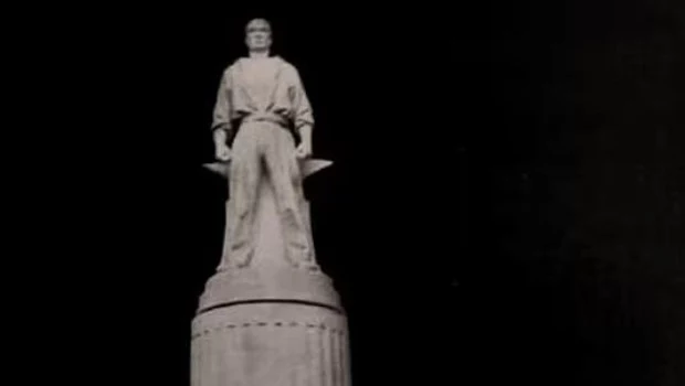 Monumento erigido en conmemoración del 17 de octubre, durante el gobierno peronista. Otras épocas, otro país.