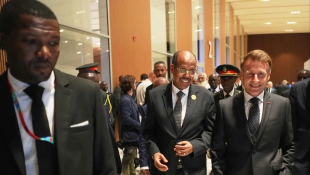 El presidente francés, Emmanuel Macron, camina junto a su par de Zimbabue, Emmerson Mnangagwa.