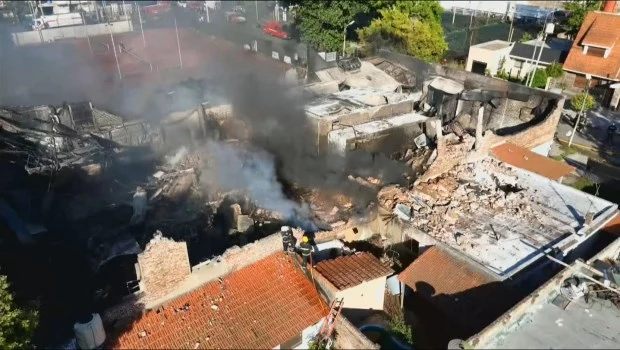 Otra vez el fuego consumió dos fábricas en Lomas de Zamora