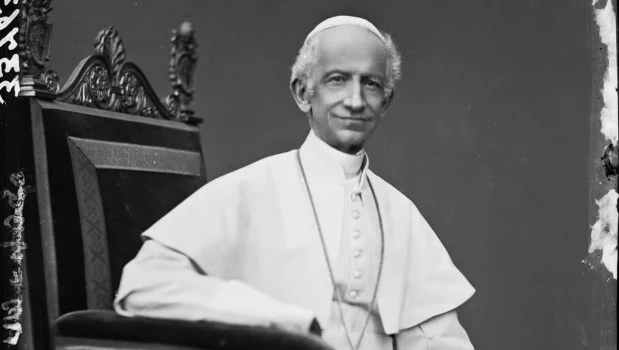 El hito de la expresión moderna de la Doctrina Social de la Iglesia Católica, la encíclica de León XIII (1891), “Rerum novarum”, lleva como subtítulo “De conditione opificum” (Sobre la situación de los obreros).